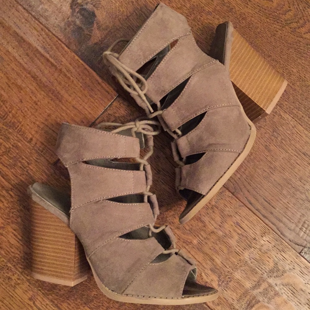 Qupid lace up beige block heeled sandals 7 suede